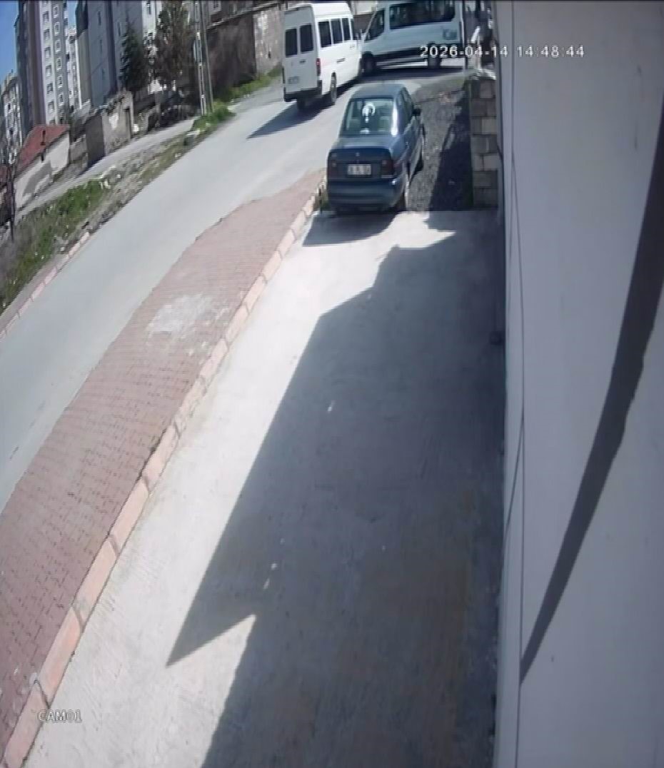 Kayseri’de iki servis aracının çarpıştığı kaza anı güvenlik kamerasında
