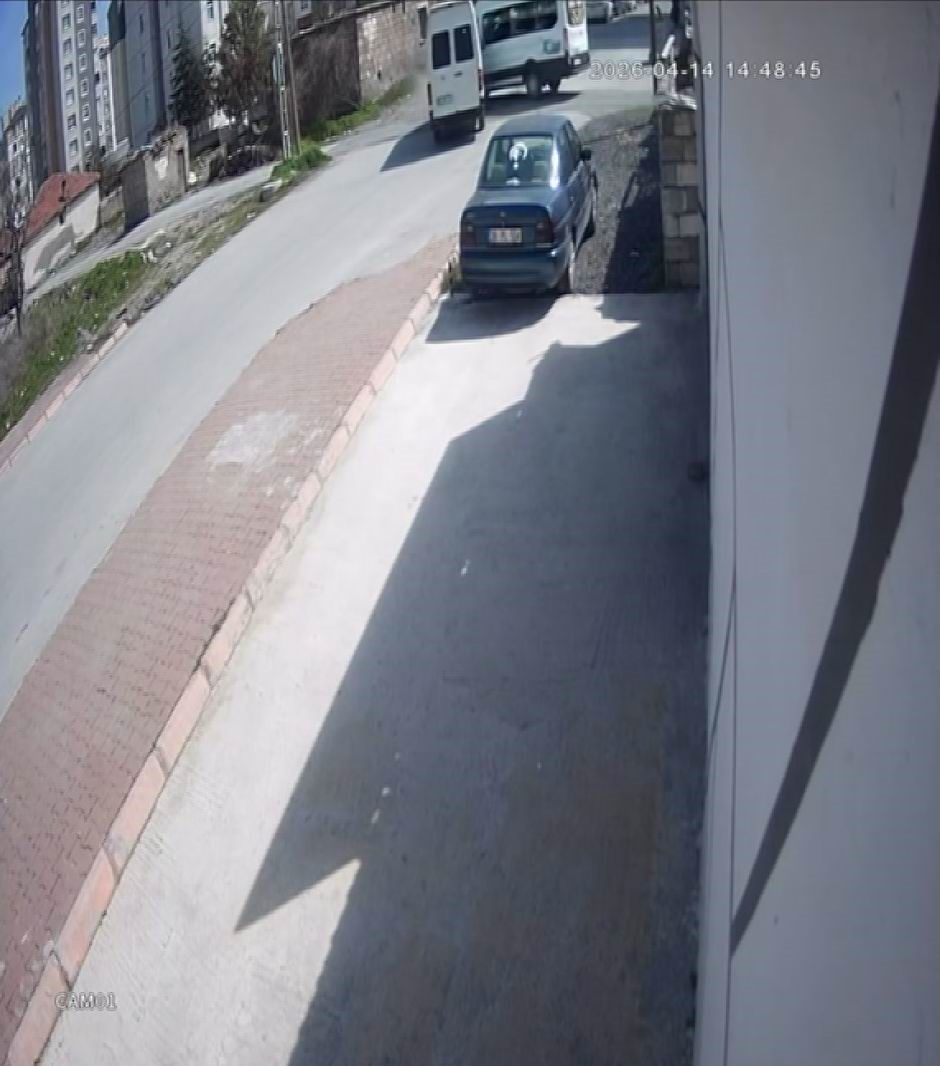 Kayseri’de iki servis aracının çarpıştığı kaza anı güvenlik kamerasında
