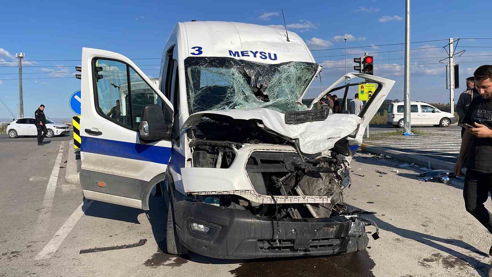 Kayseri’de işçi servisi ile kamyon çarpıştı: 8 yaralı
