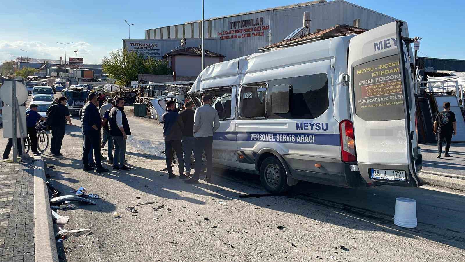Kayseri’de işçi servisi ile kamyon çarpıştı: 8 yaralı
