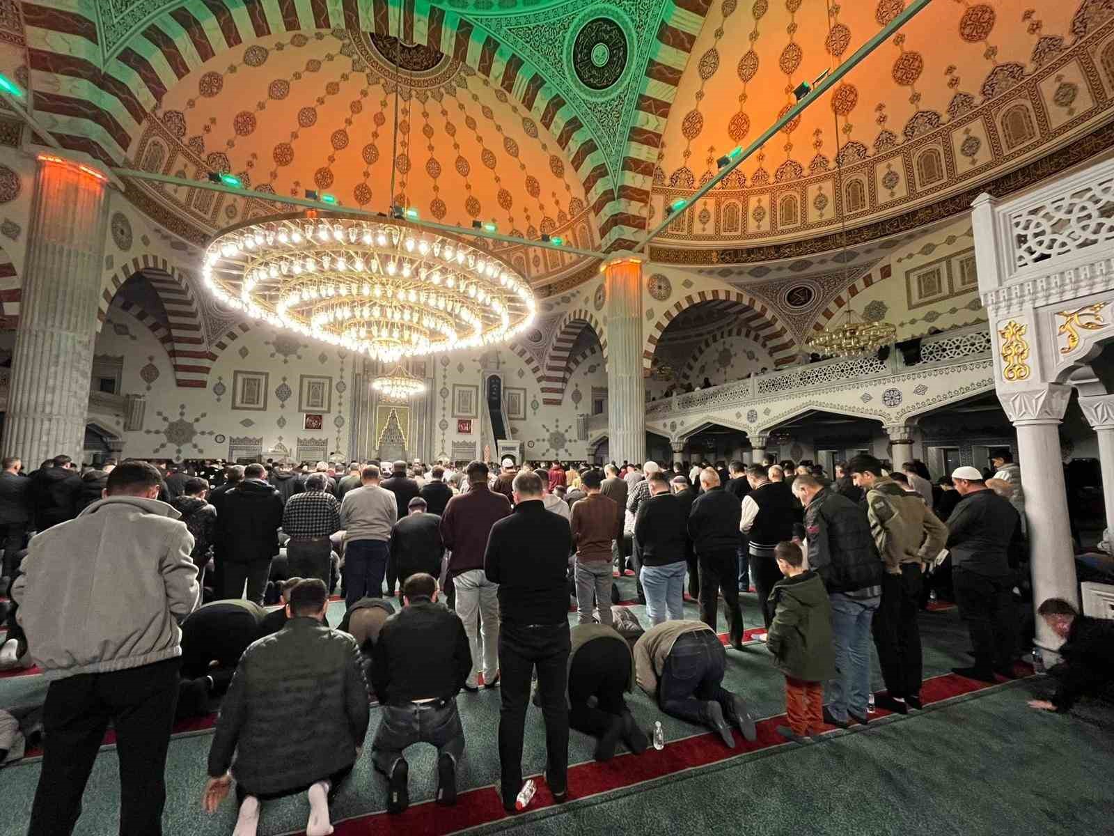 Kayseri’de Kadir Gecesi dualarla idrak edildi
