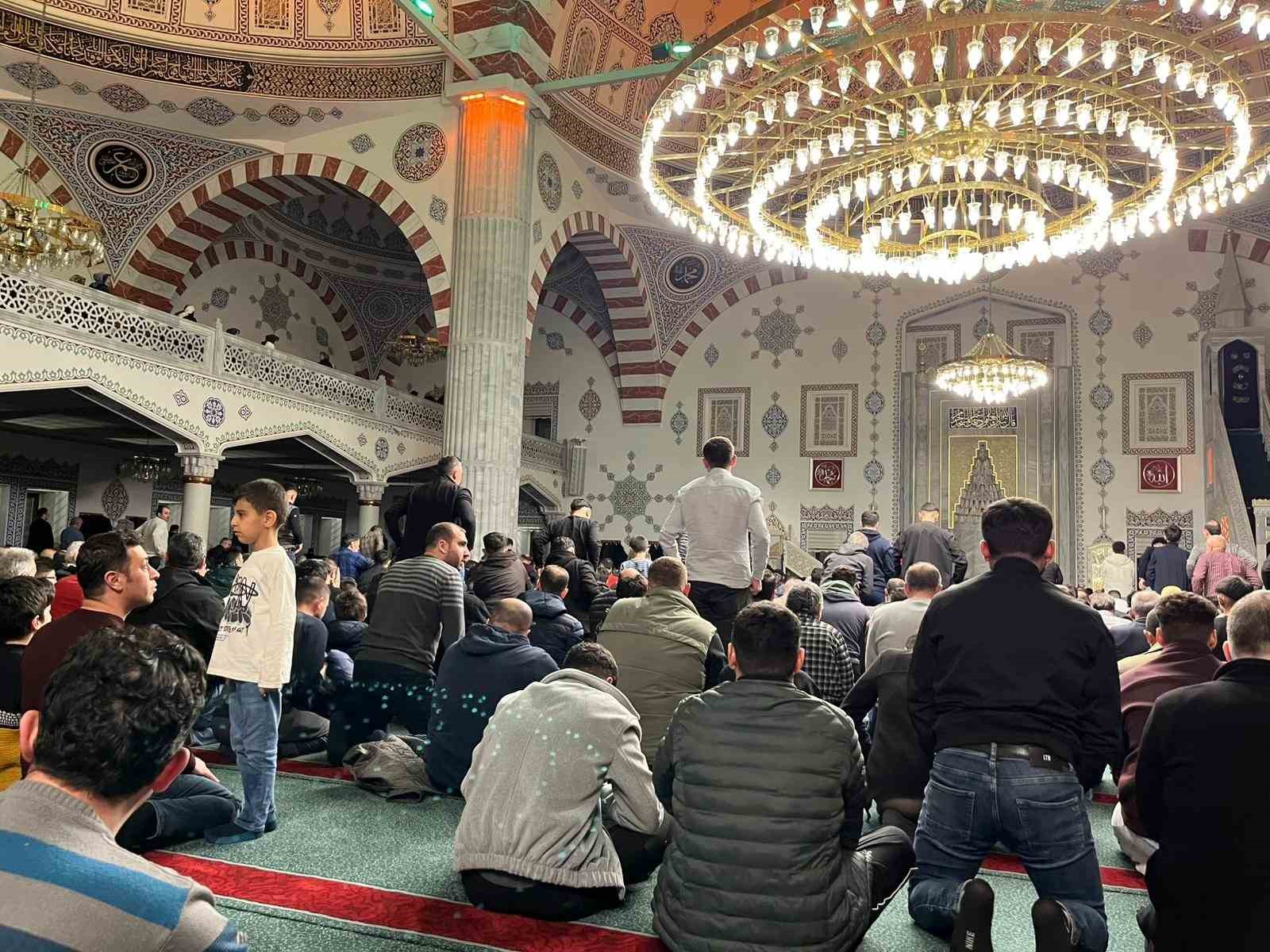 Kayseri’de Kadir Gecesi dualarla idrak edildi
