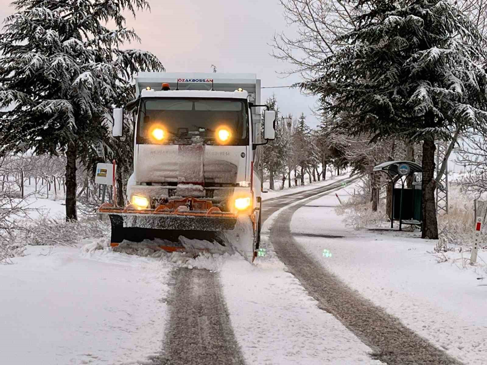 Kayseri’de kapanan 126 yol ulaşıma açıldı
Kayseri’de kapanan 126 yol ulaşıma açıldı