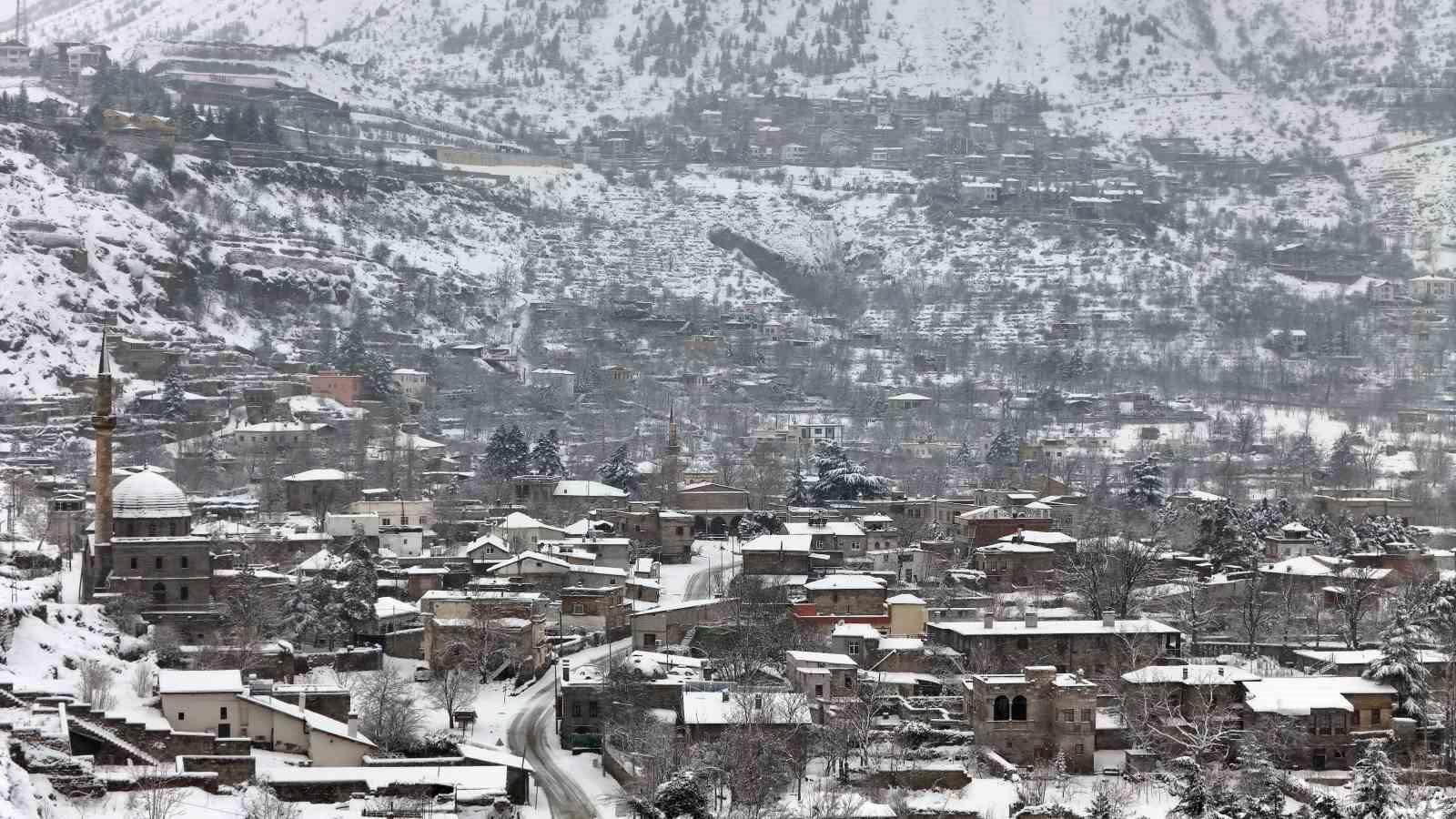 Kayseri’de kar yağışı etkili oldu
