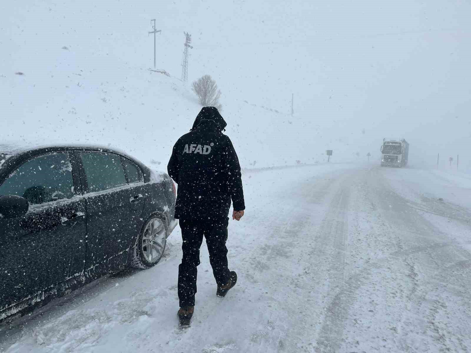 Kayseri’de kar yağışı sonrası mahsur kalan vatandaşlar kurtarıldı
