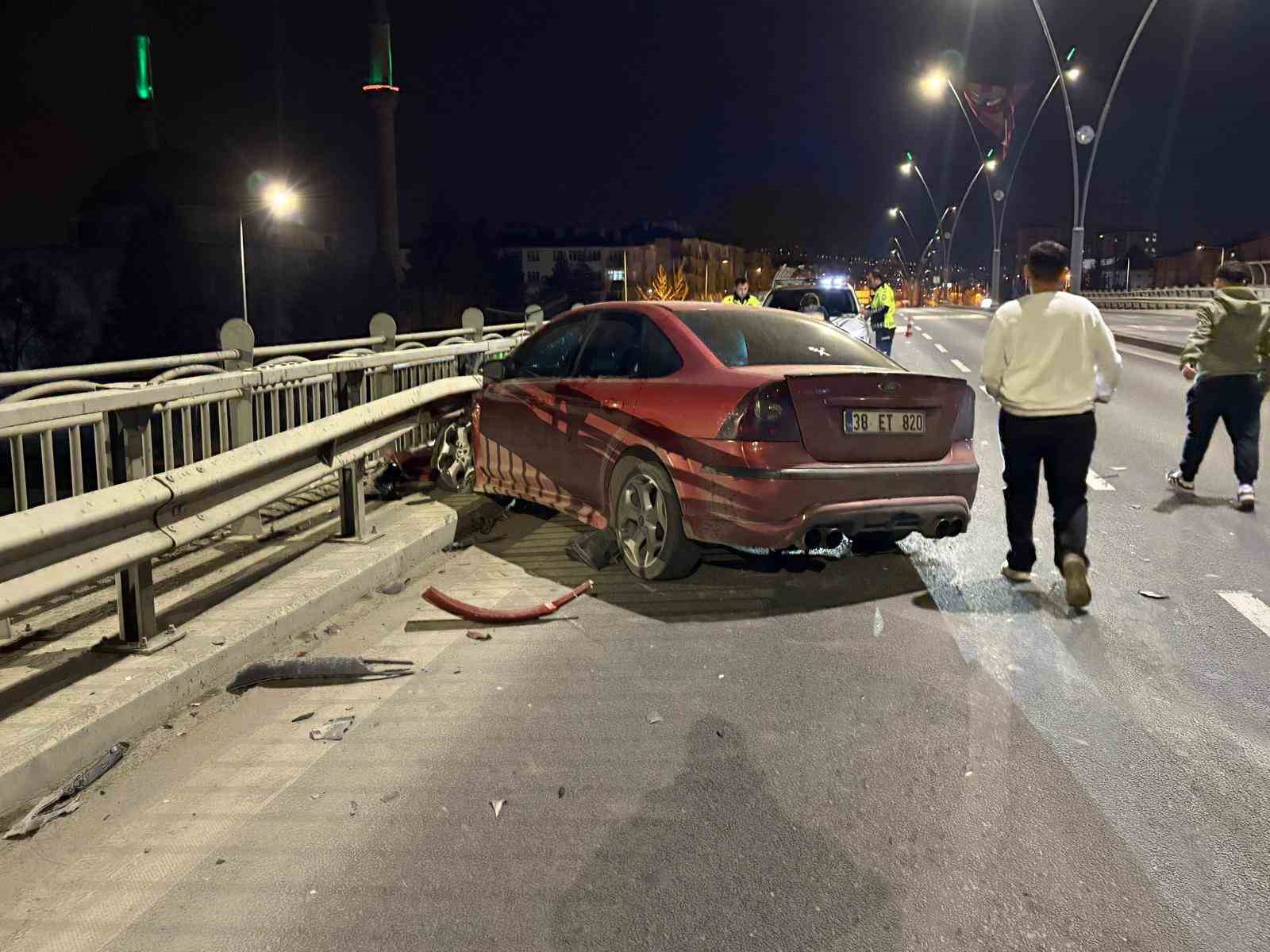 Kayseri’de karşı yola geçen otomobil bariyerlere çarptı
