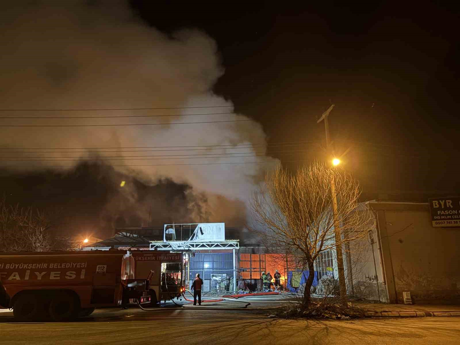 Kayseri’de mobilya atölyesi alevlere teslim oldu
