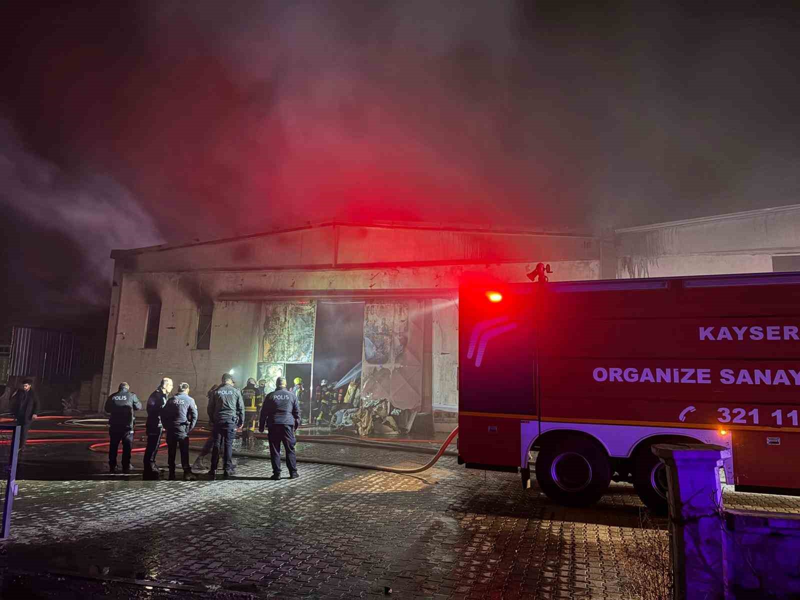 Kayseri’de mobilya fabrikasında yangın
