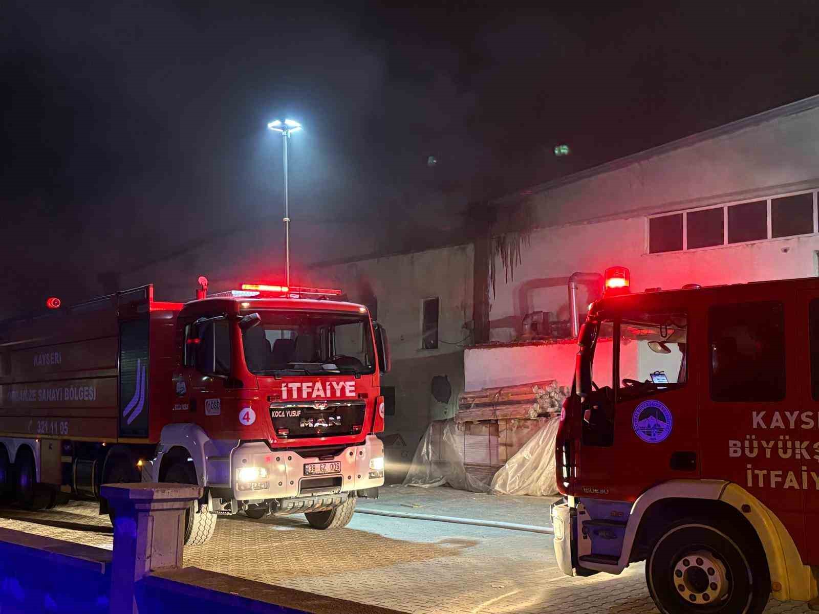 Kayseri’de mobilya fabrikasında yangın

