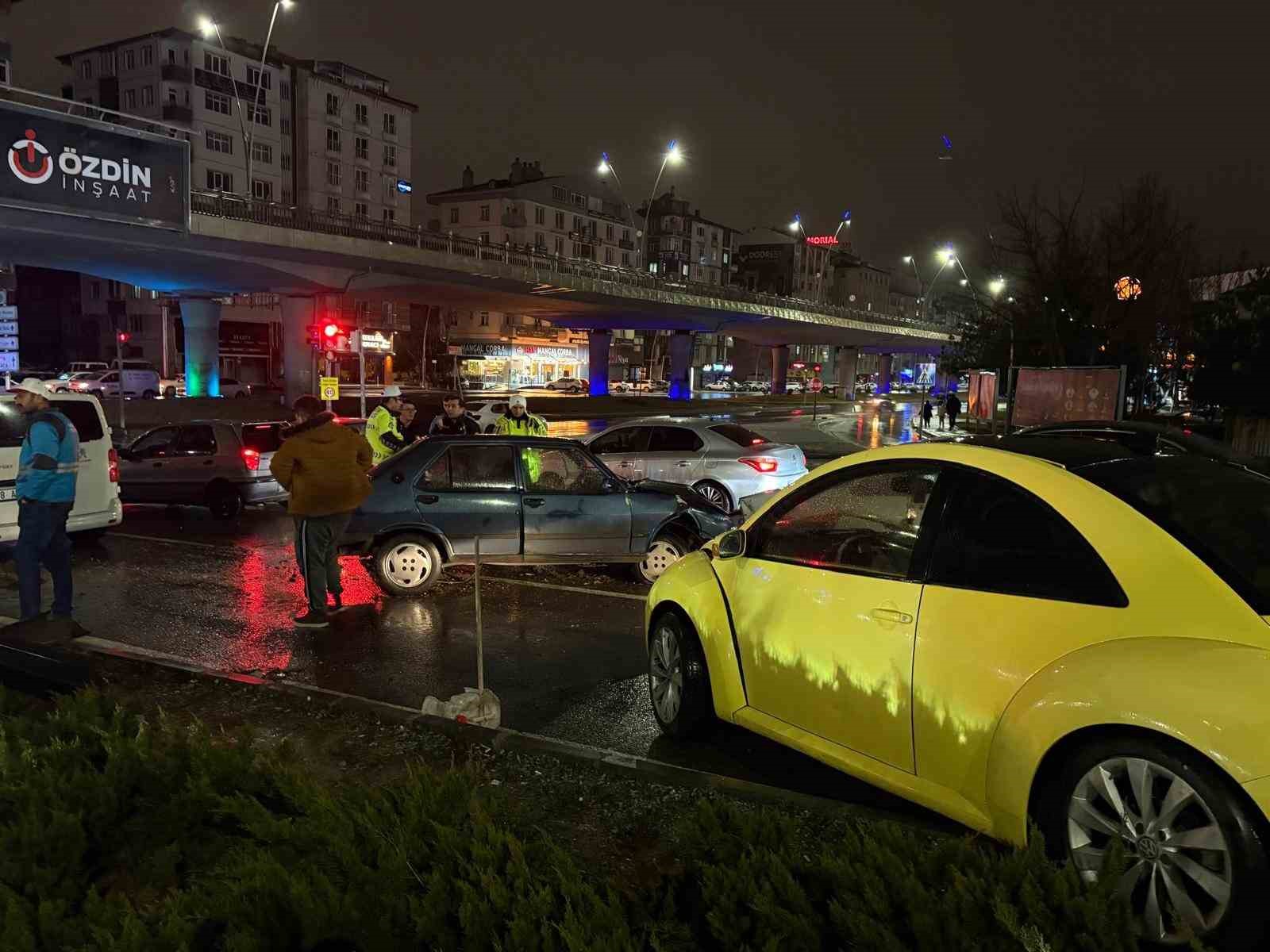 Kayseri’de otomobil kırmızı ışıkta bekleyen 5 araca çarptı: 2 yaralı
