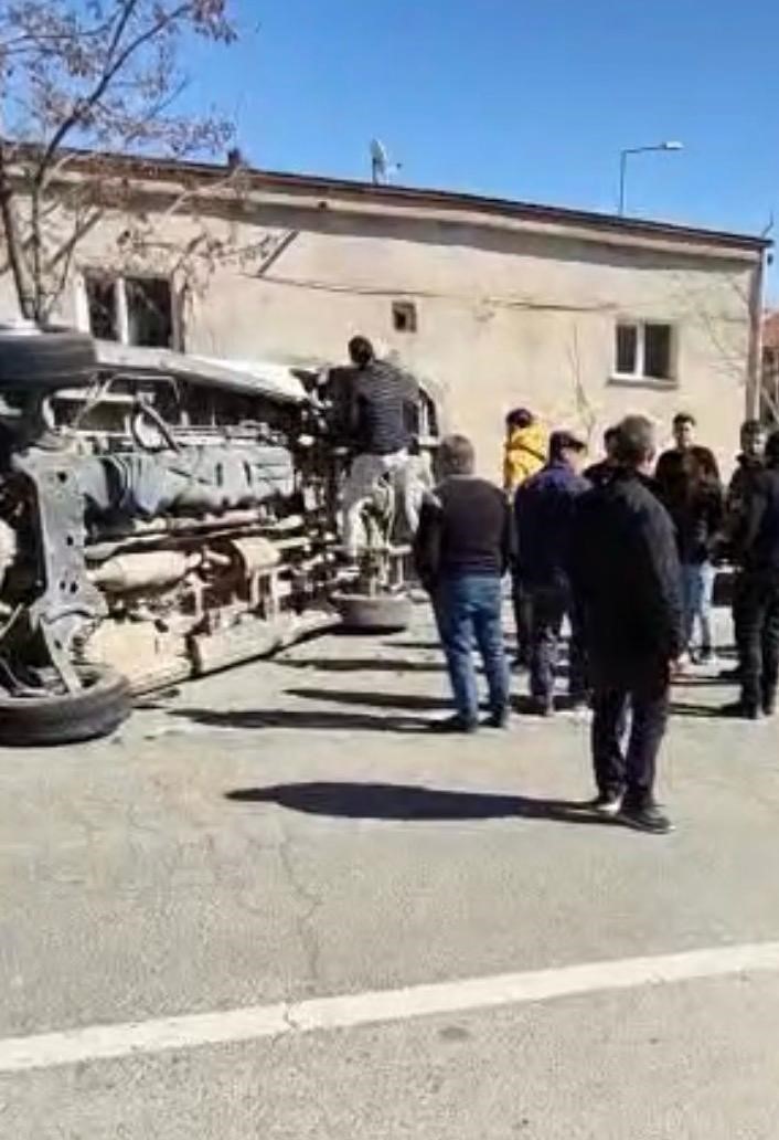 Kayseri’de otomobille çarpışan öğrenci servisi yan yattı

