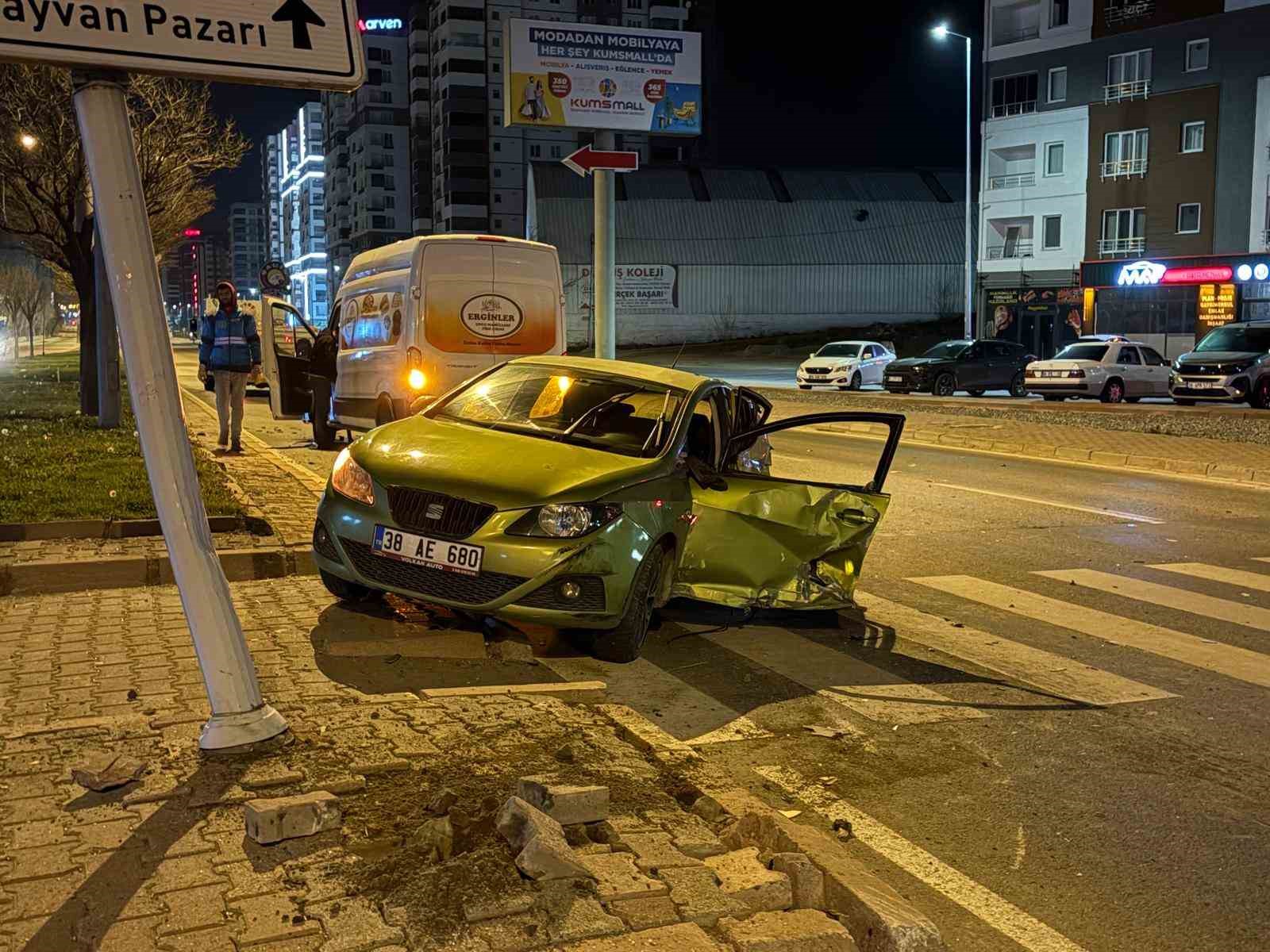 Kayseri’de otomobille panelvan araç çarpıştı: 1 yaralı
