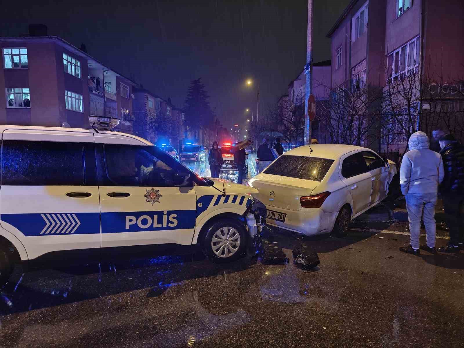 Kayseri’de polis aracı ile otomobil çarpıştı: 1 yaralı
