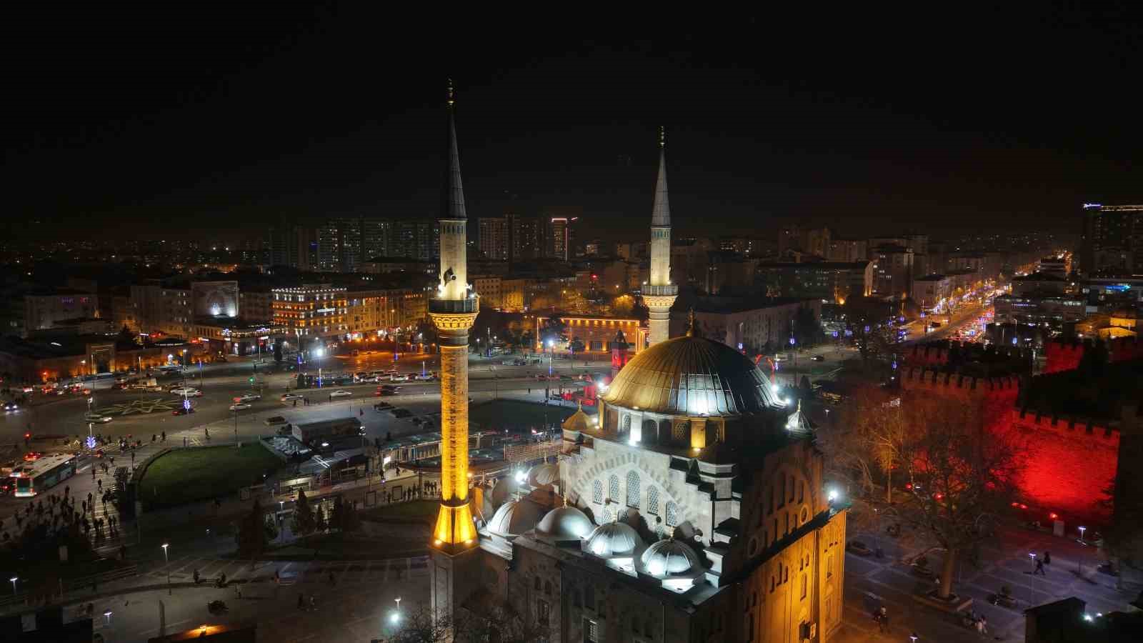 Kayseri’de Ramazan, ışık ve renk şöleni ile karşılandı
