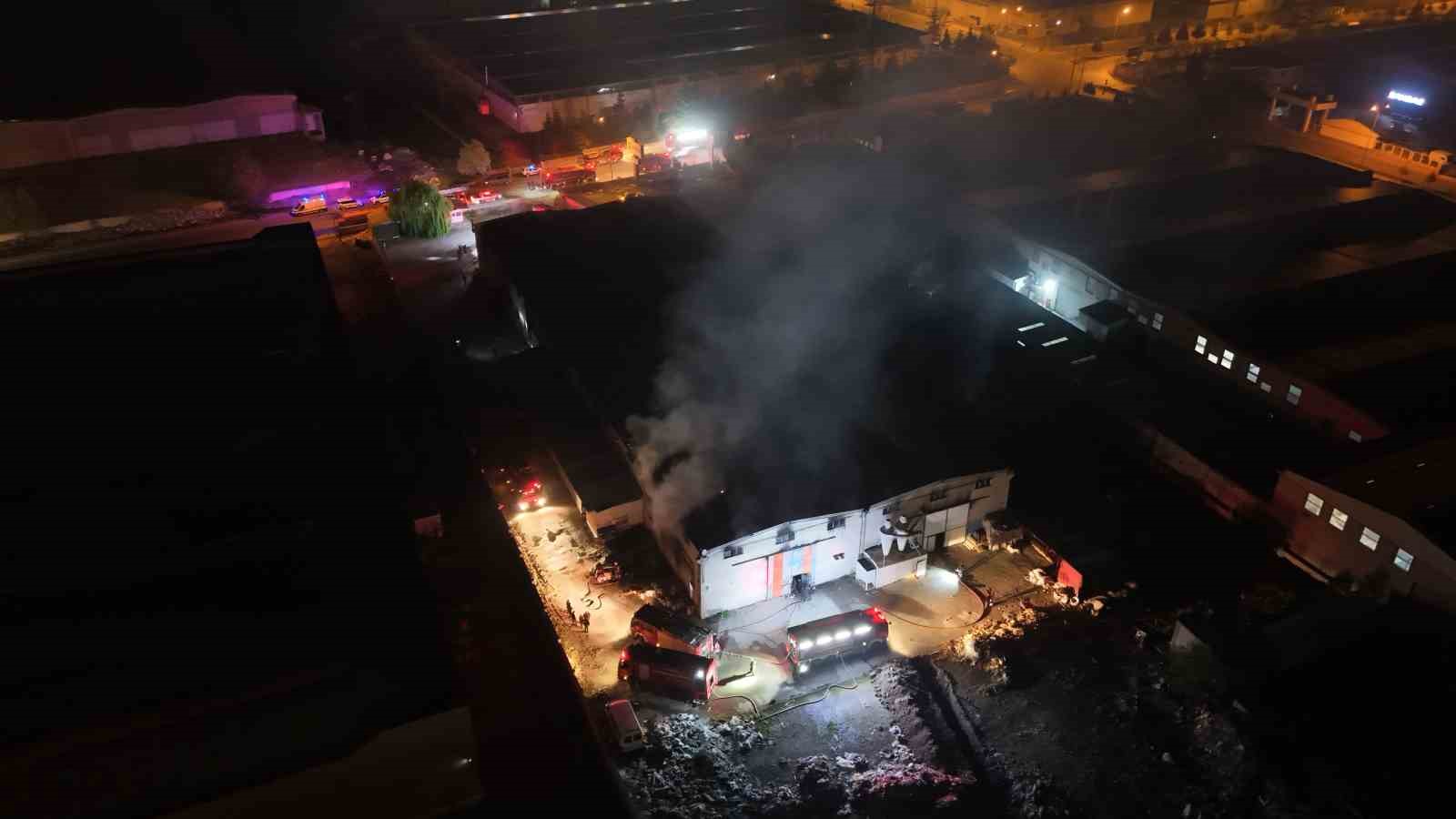 Kayseri’de sünger fabrikasında yangın
