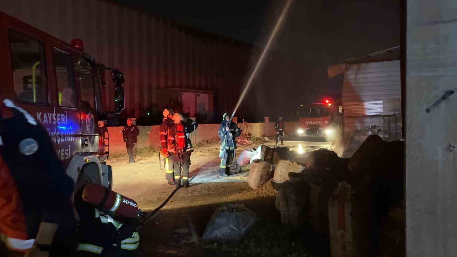 Kayseri’de sünger fabrikasında yangın
