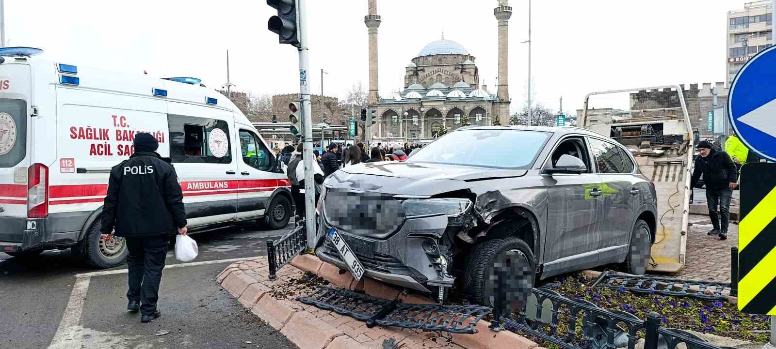 Kayseri’de SUV araç yayaların arasına daldı: 5 yaralı
