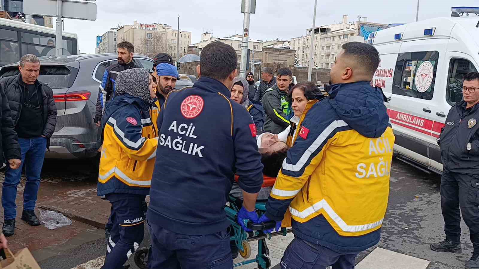 Kayseri’de SUV araç yayaların arasına daldı: 5 yaralı
