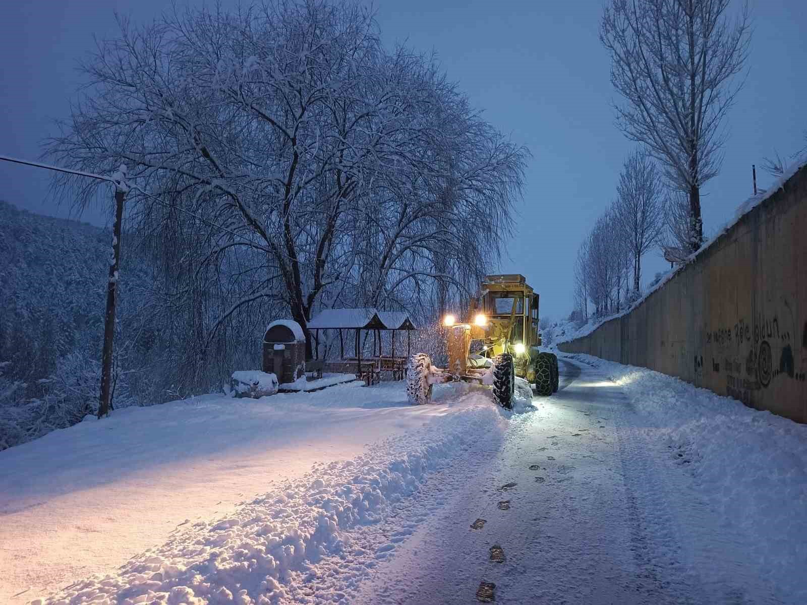 Kayseri’de yoğun kar nedeniyle kapanan 195 mahalle yolu ulaşıma açıldı

