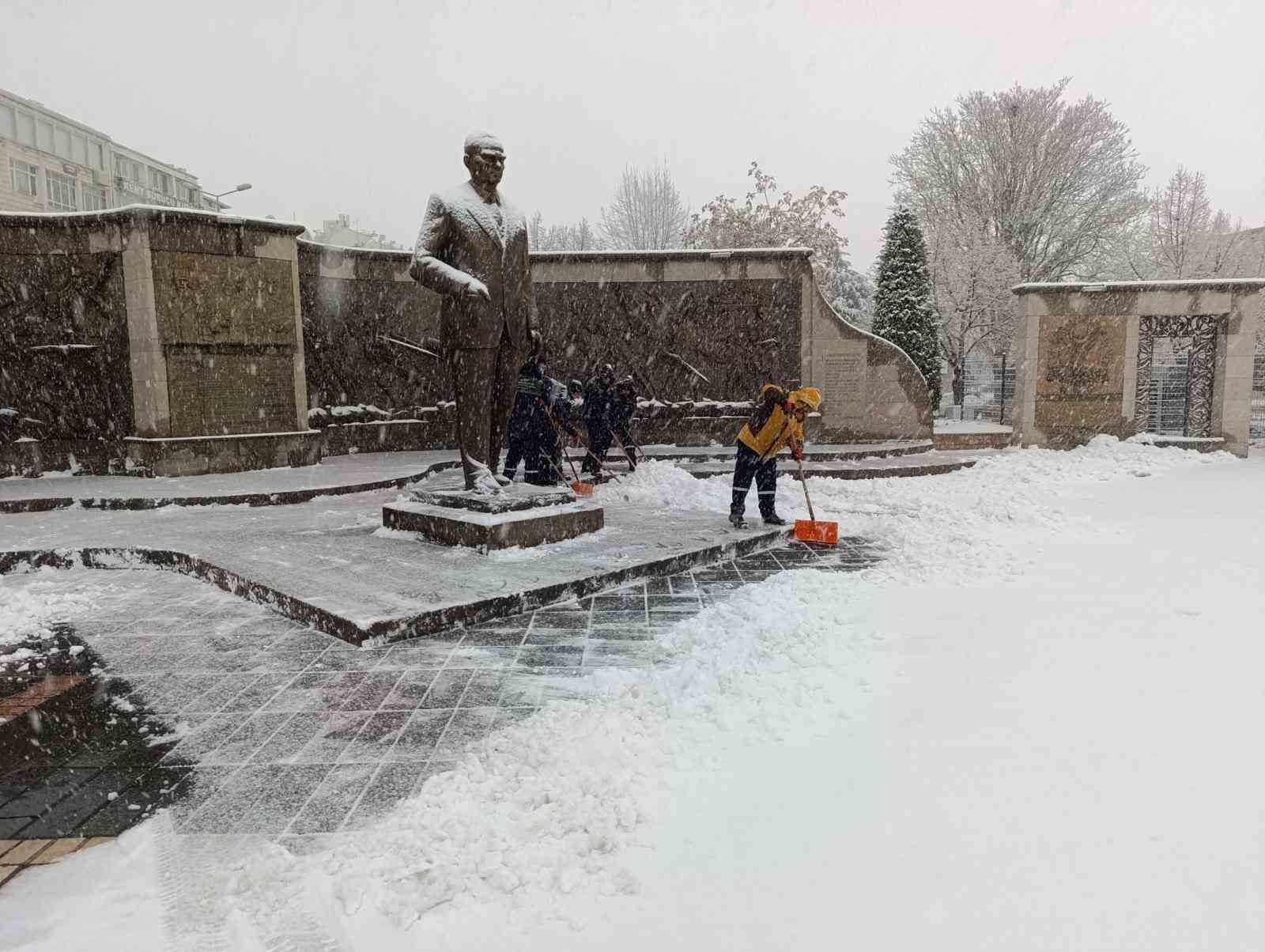 Kayseri’de yoğun kar nedeniyle kapanan 195 mahalle yolu ulaşıma açıldı
