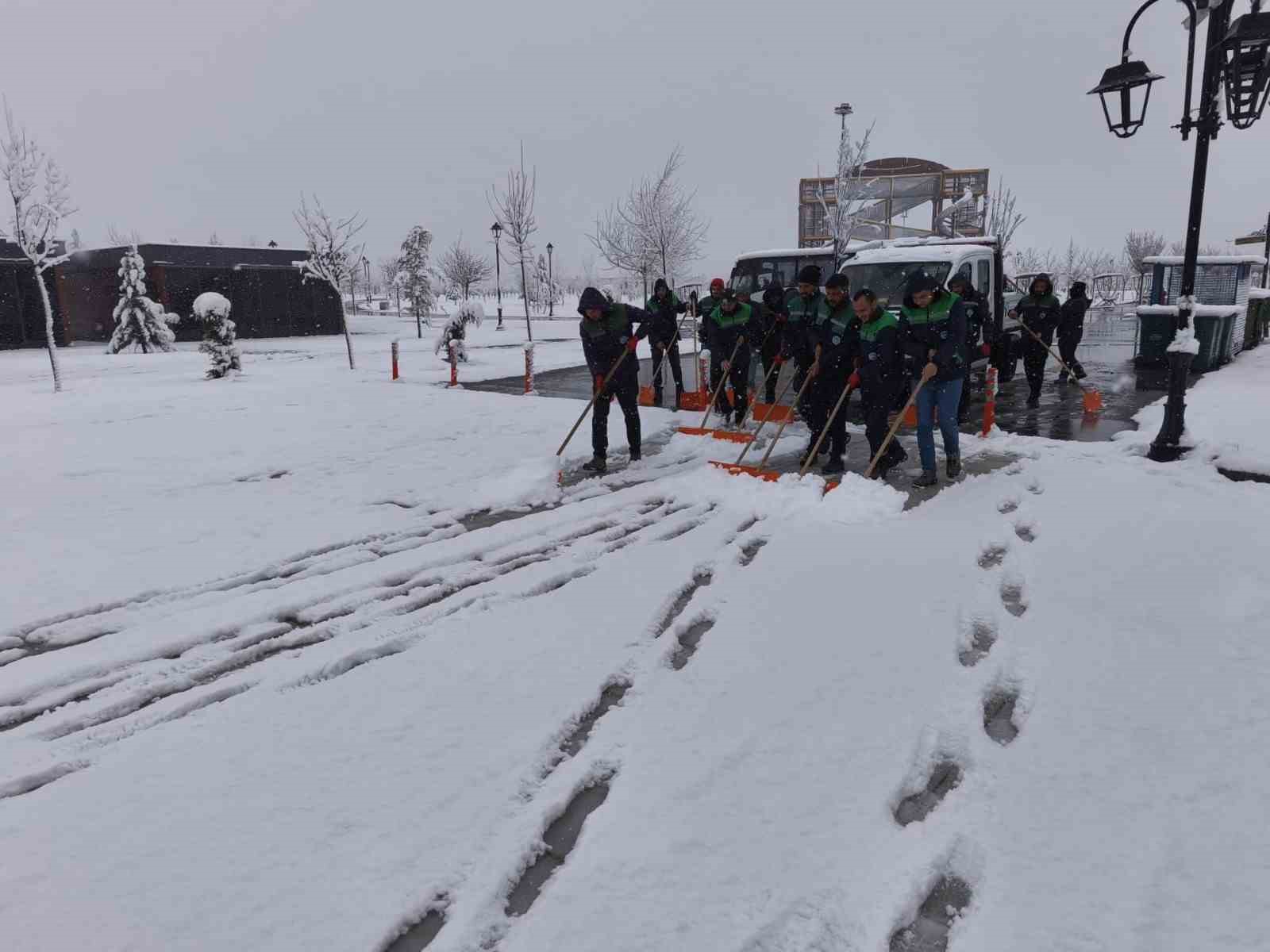 Kayseri’de yoğun kar nedeniyle kapanan 195 mahalle yolu ulaşıma açıldı
