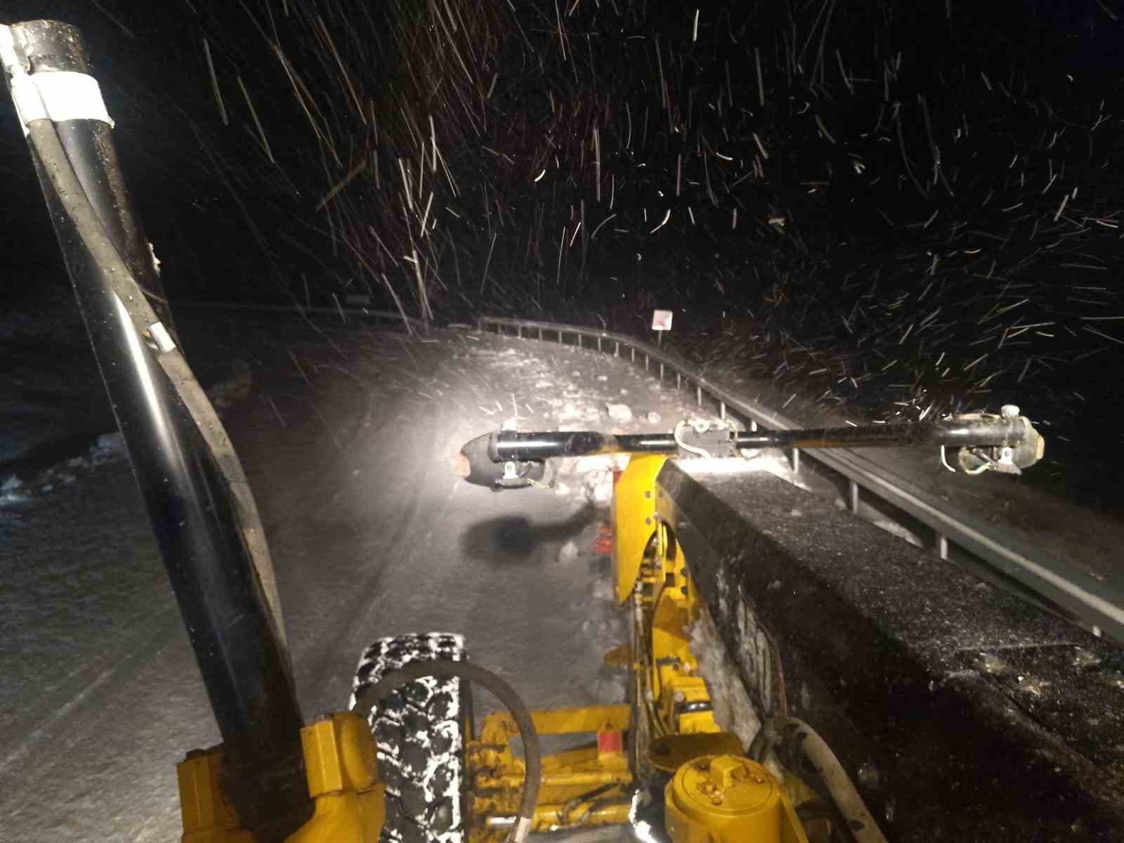 Kayseri’de yoğun kar nedeniyle kapanan 195 mahalle yolu ulaşıma açıldı
