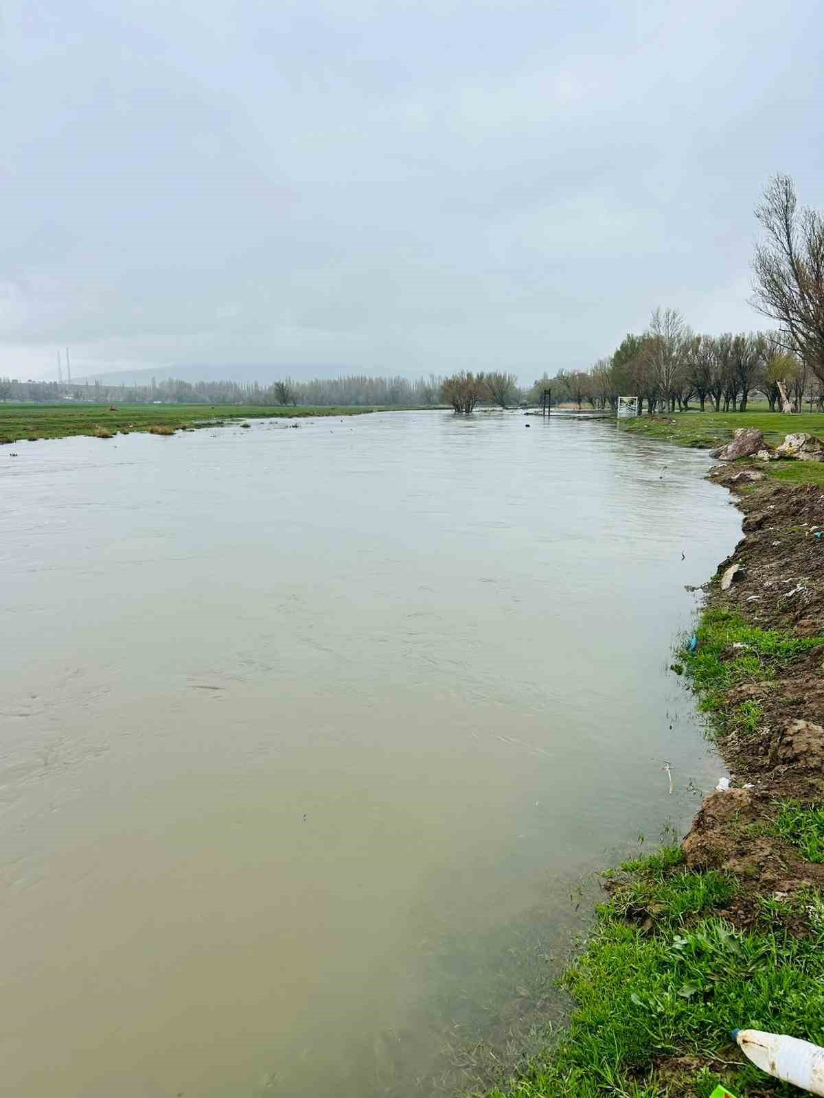 Kayseride Zamantı Irmağı taştı: Kano merkezleri sular altında kaldı
