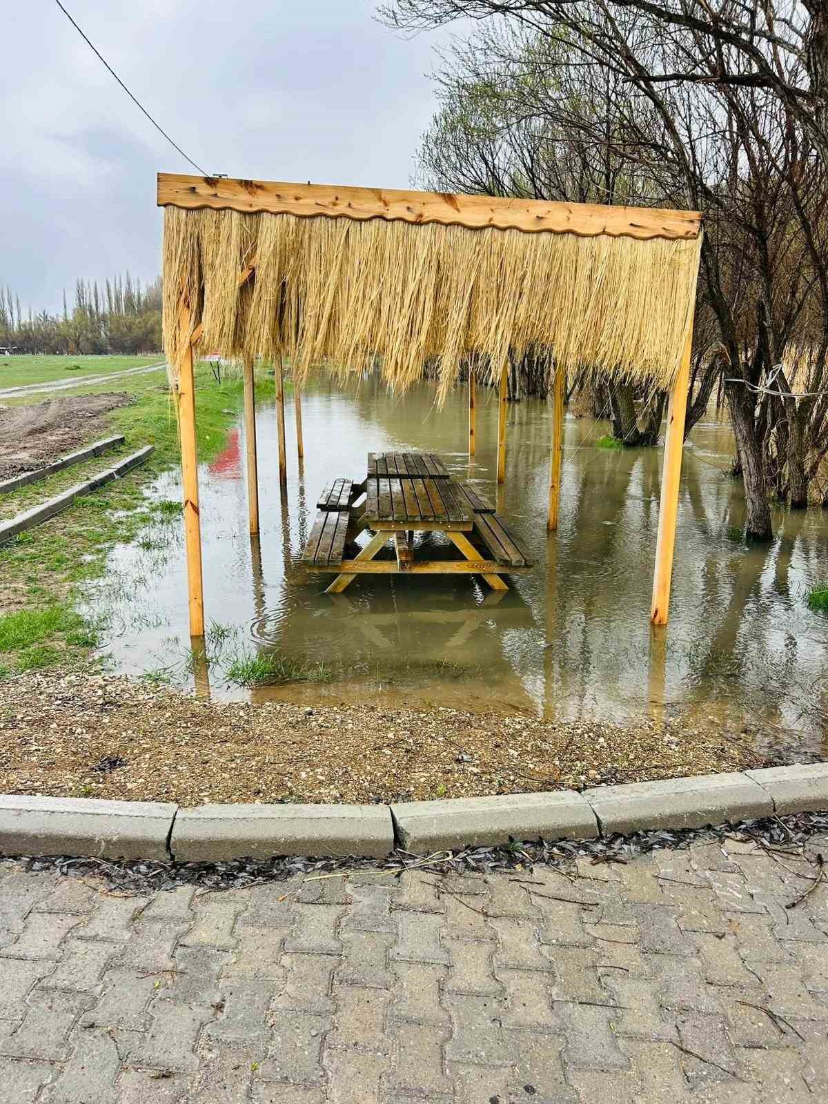 Kayseride Zamantı Irmağı taştı: Kano merkezleri sular altında kaldı
