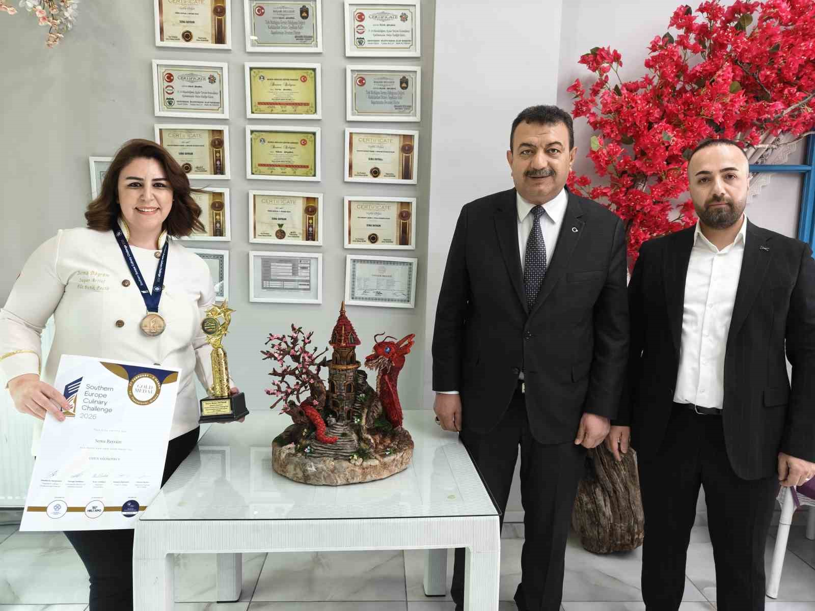 Kayserili pasta şefi Yunanistan’da Türk bayrağını dalgalandırdı
