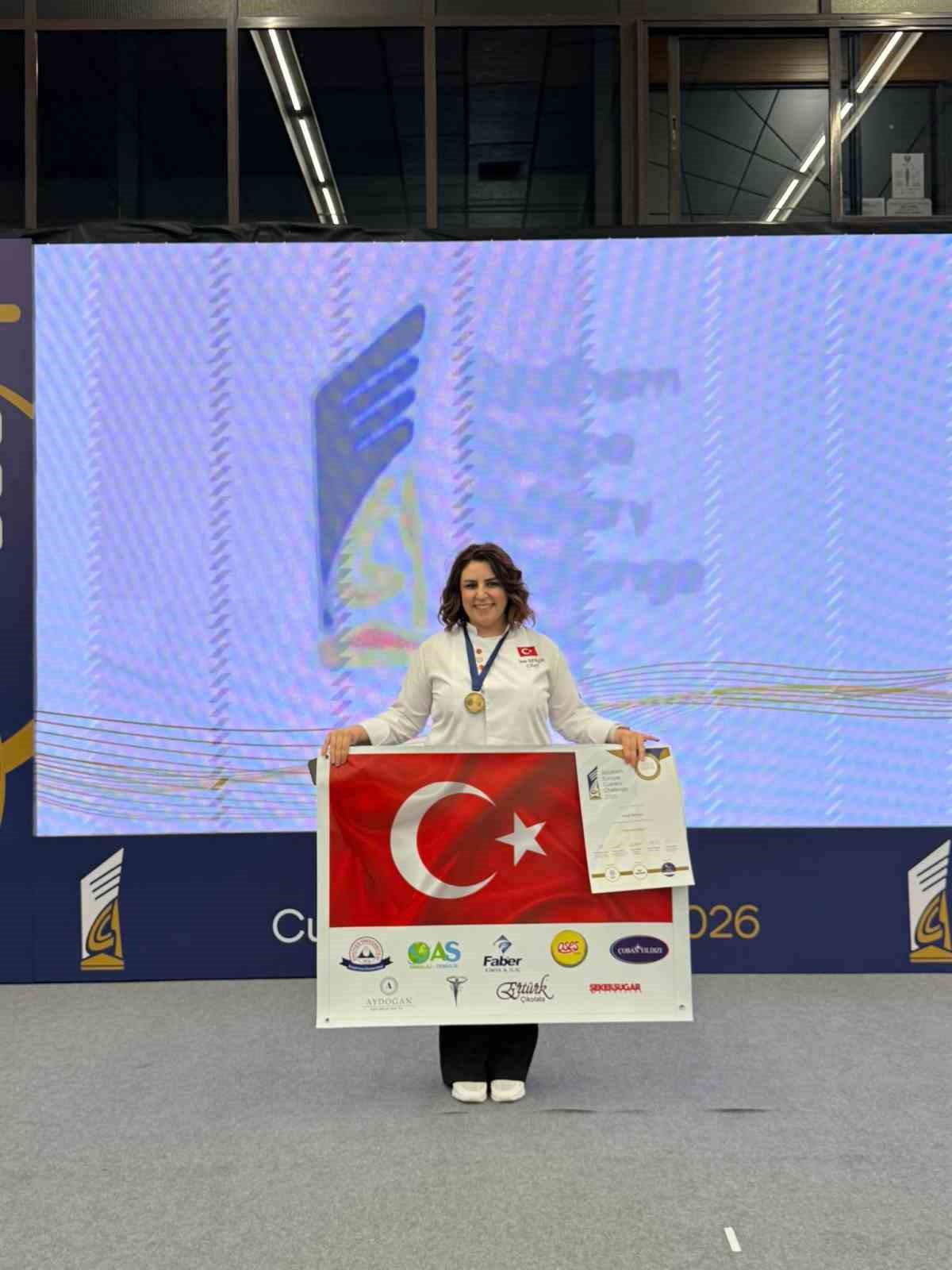 Kayserili pasta şefi Yunanistan’da Türk bayrağını dalgalandırdı
