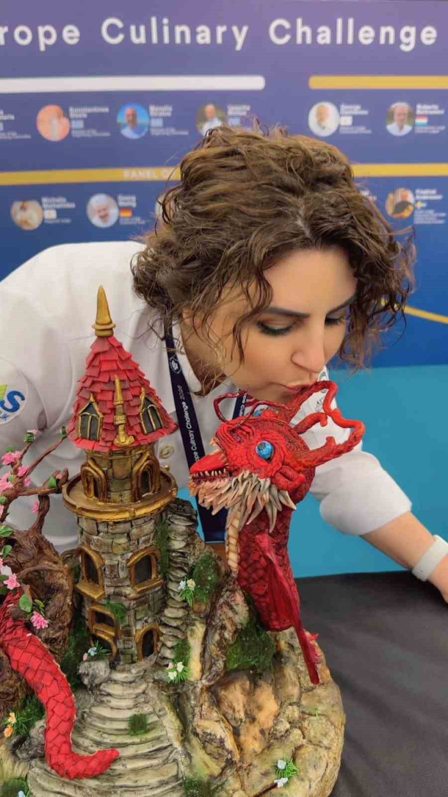 Kayserili pasta şefi Yunanistan’da Türk bayrağını dalgalandırdı
