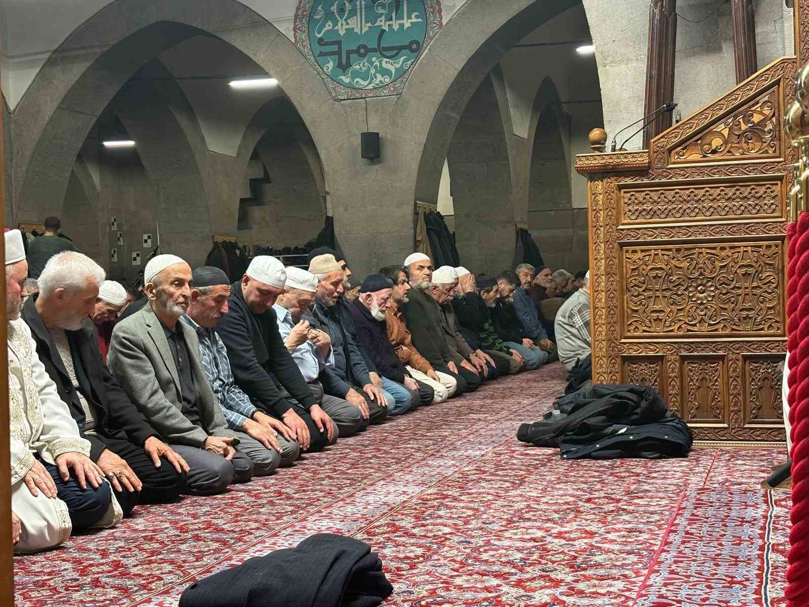 Kayserili vatandaşlar Berat Kandilinde ellerini semaya açtı
