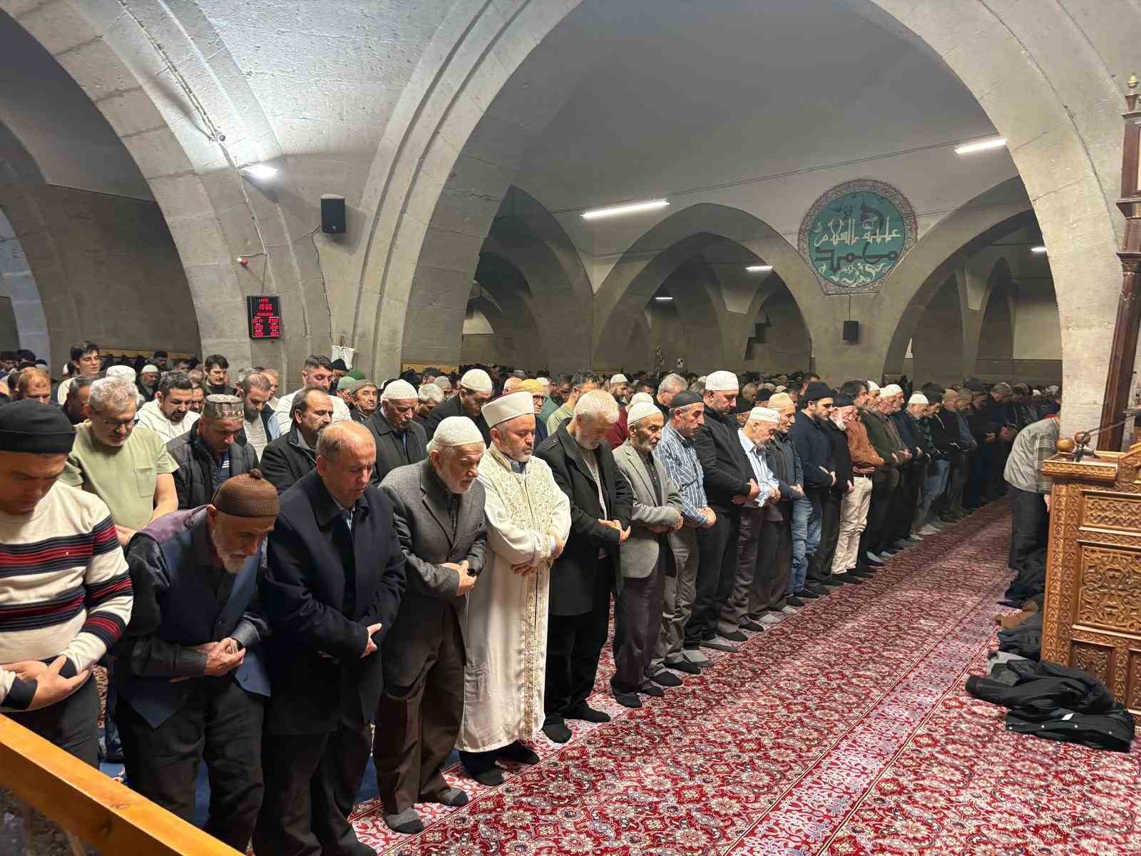 Kayserili vatandaşlar Berat Kandilinde ellerini semaya açtı
