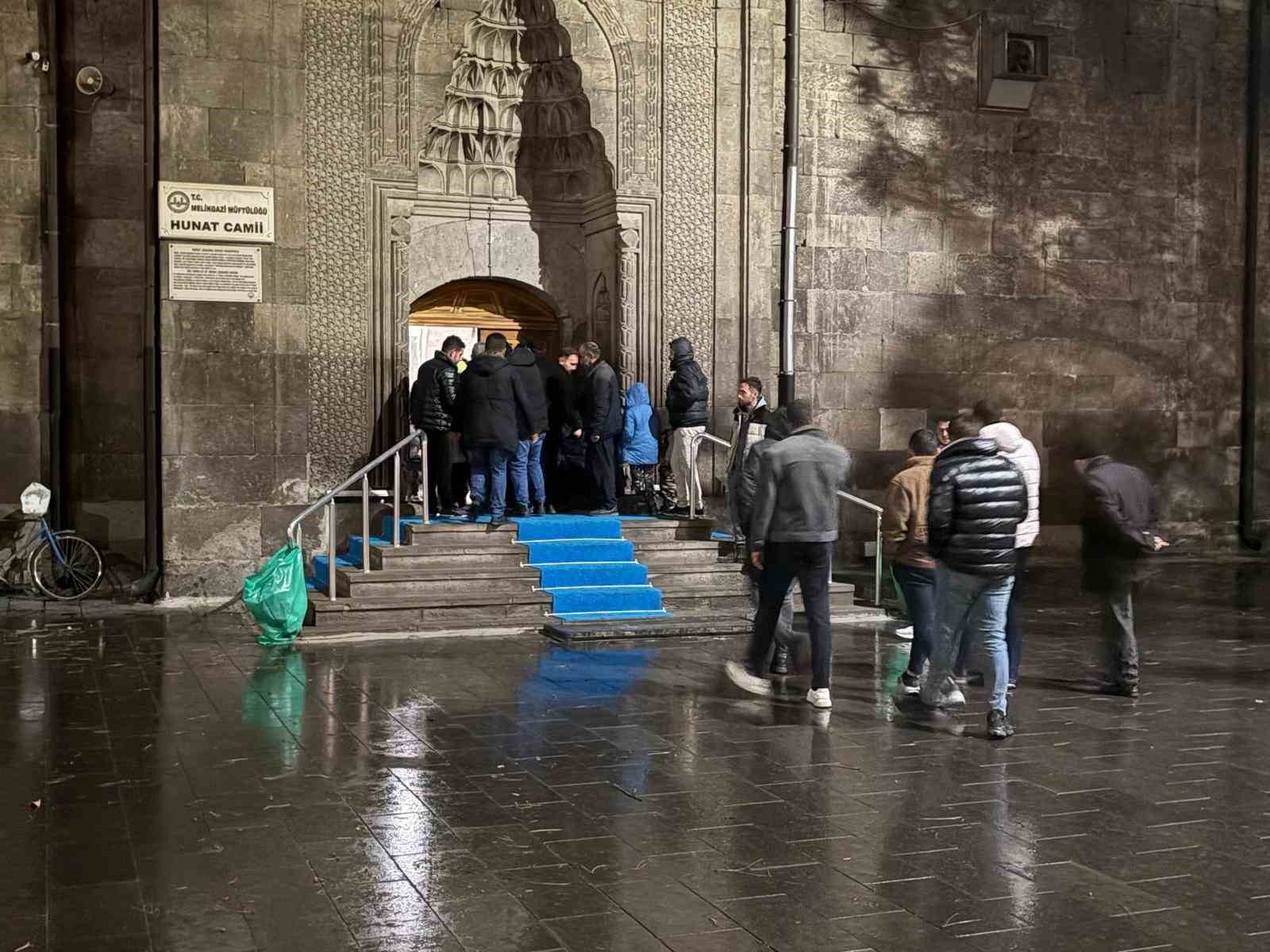 Kayserili vatandaşlar Berat Kandilinde ellerini semaya açtı
