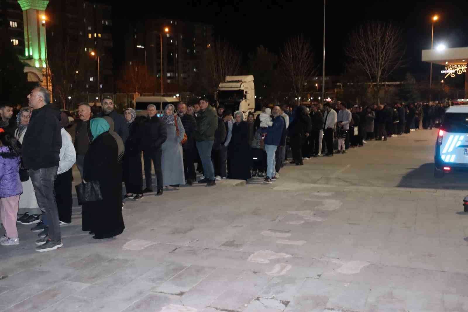 Kayserililer iftarın ardından ‘Kutsal Emanetler’e koştu
