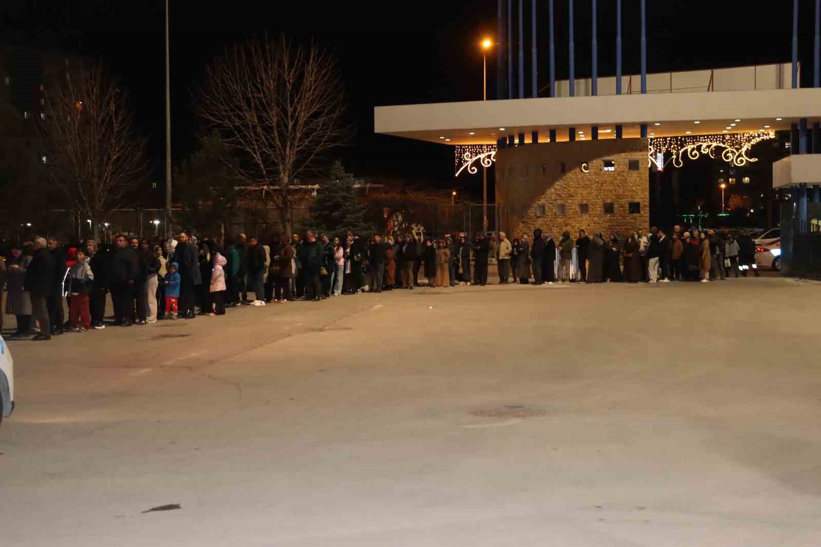 Kayserililer iftarın ardından ‘Kutsal Emanetler’e koştu
