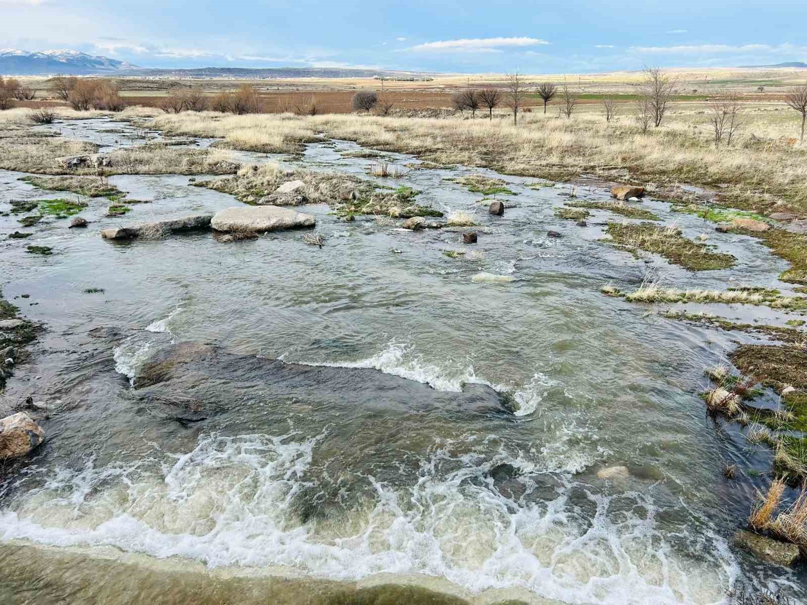 Kayseri’nin bir ilçesinde baharın habercisi dere suları akmaya başladı
