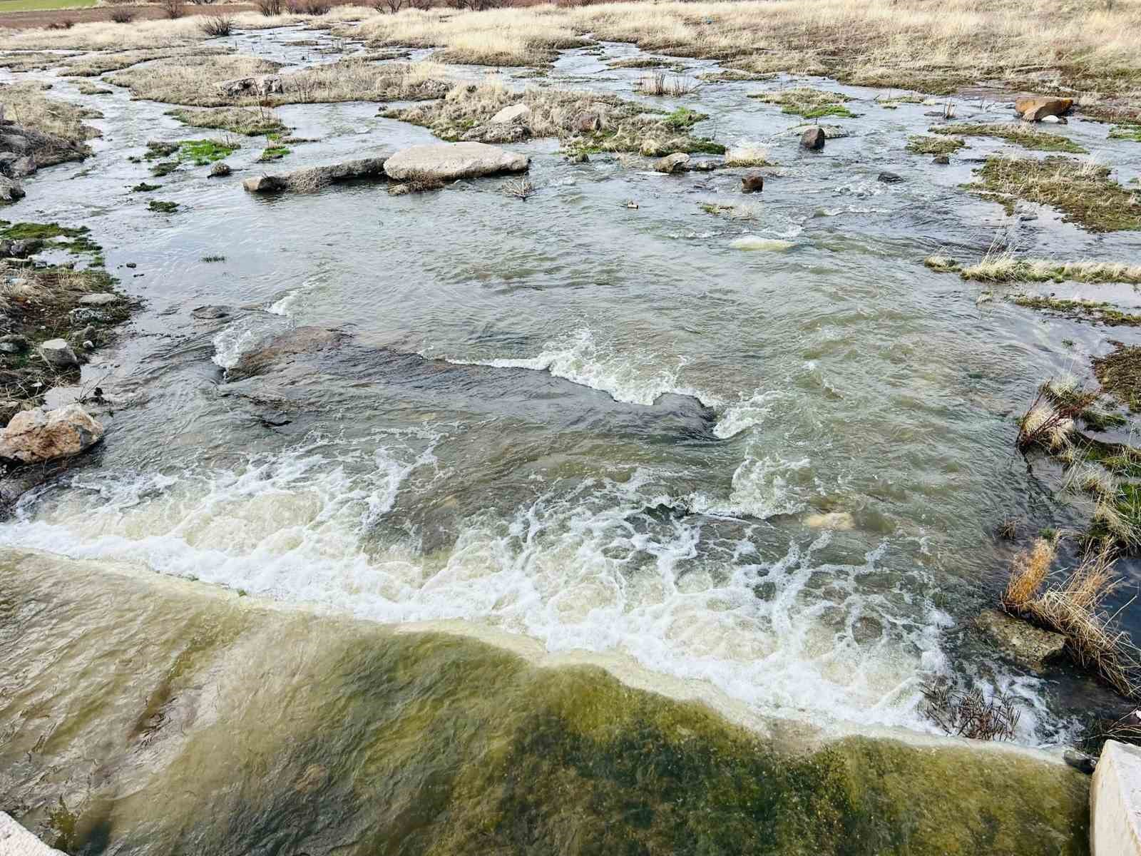 Kayseri’nin bir ilçesinde baharın habercisi dere suları akmaya başladı
