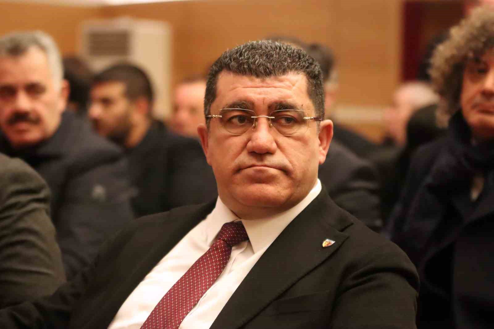 Kayserispor’da Başkan Nurettin Açıkalın güven tazeledi
Kayserispor’da Başkan Nurettin Açıkalın güven tazeledi