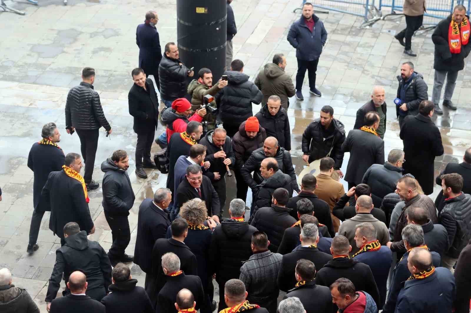 Kayserispor’da Başkan Nurettin Açıkalın güven tazeledi
Kayserispor’da Başkan Nurettin Açıkalın güven tazeledi