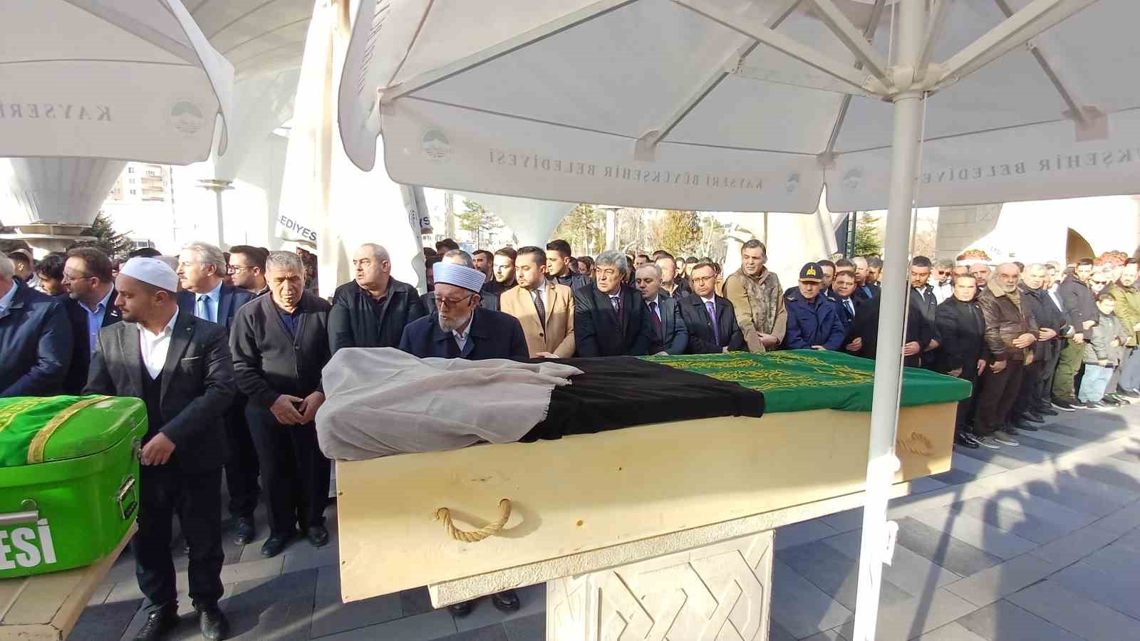 KAYSO Başkanı Mehmet Büyüksimitci’nin annesi son yolculuğuna uğurlandı
