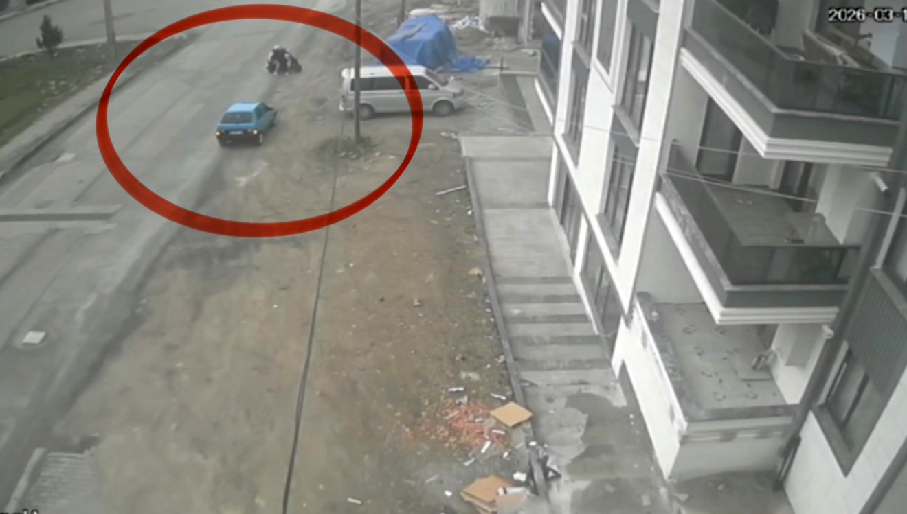 Kaza atlatan otomobil geri dönüp motosiklete çarptı: O anlar kamerada
