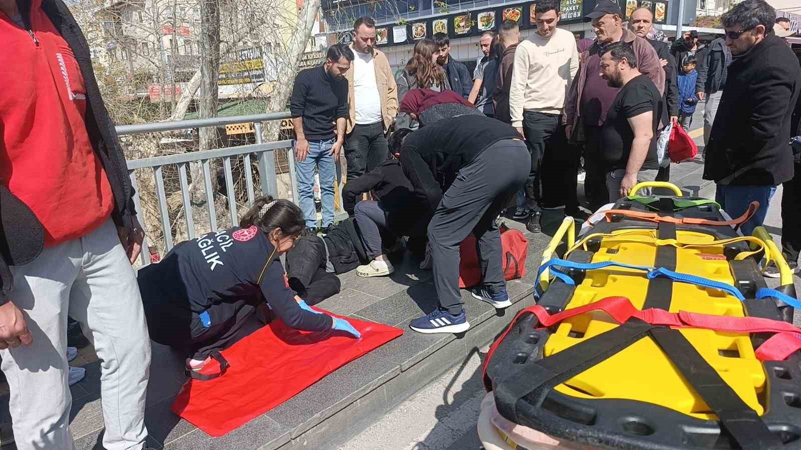 Kaza haberini alıp geldi, kızının elini tutup başını okşayarak teselli etti
