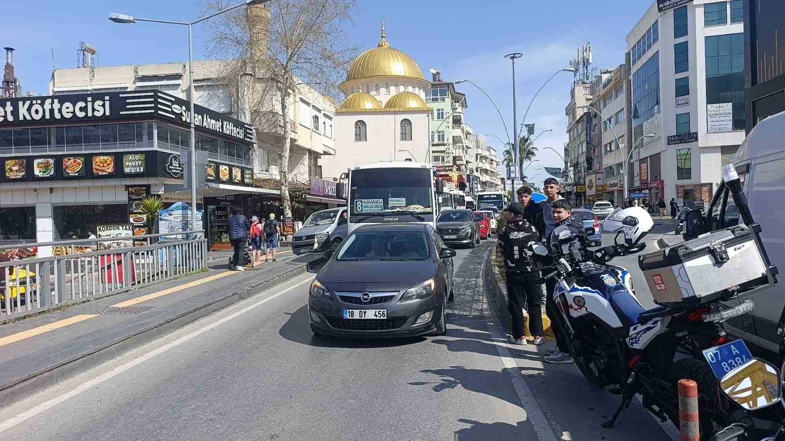 Kaza haberini alıp geldi, kızının elini tutup başını okşayarak teselli etti
