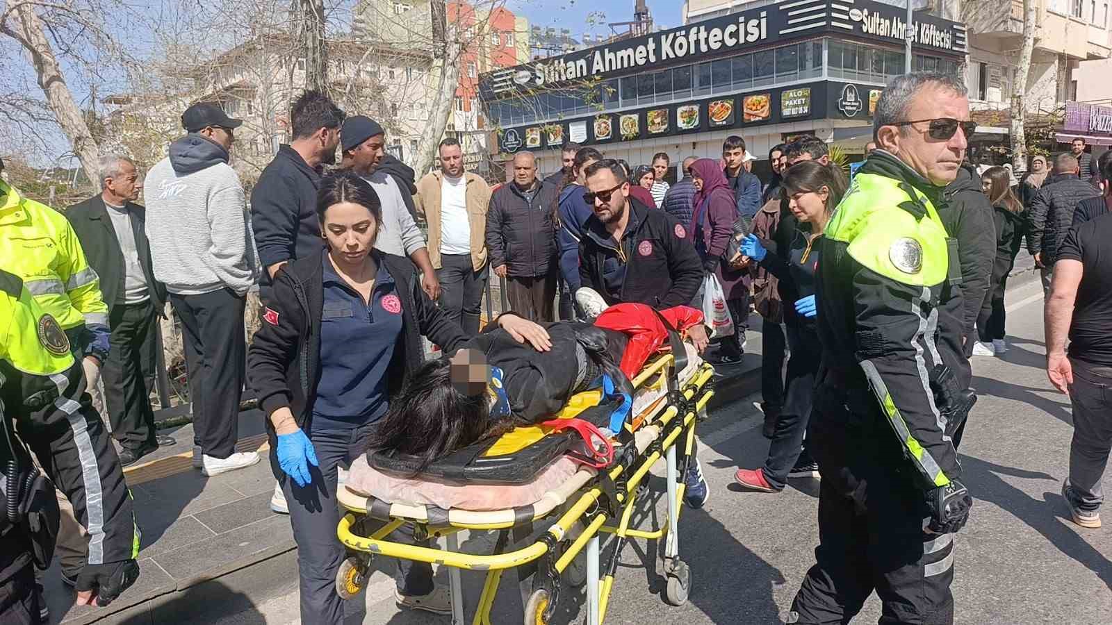 Kaza haberini alıp geldi, kızının elini tutup başını okşayarak teselli etti
