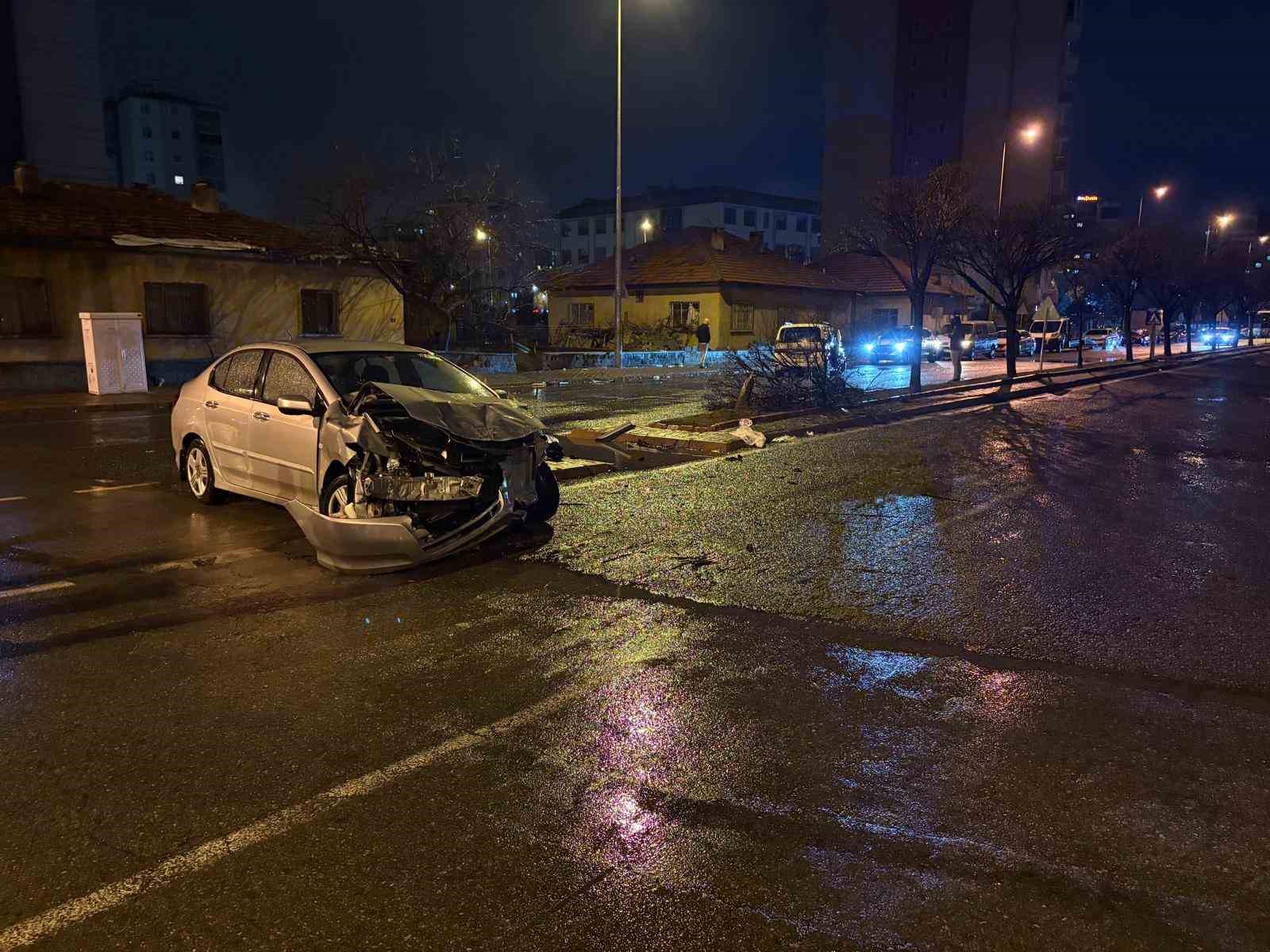 Kaza savrulan otomobil ağacı ikiye böldü: 4 yaralı
