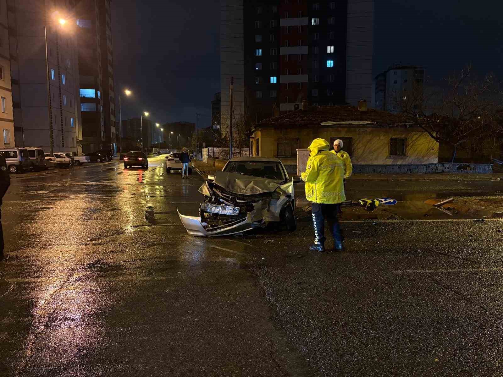 Kaza savrulan otomobil ağacı ikiye böldü: 4 yaralı
