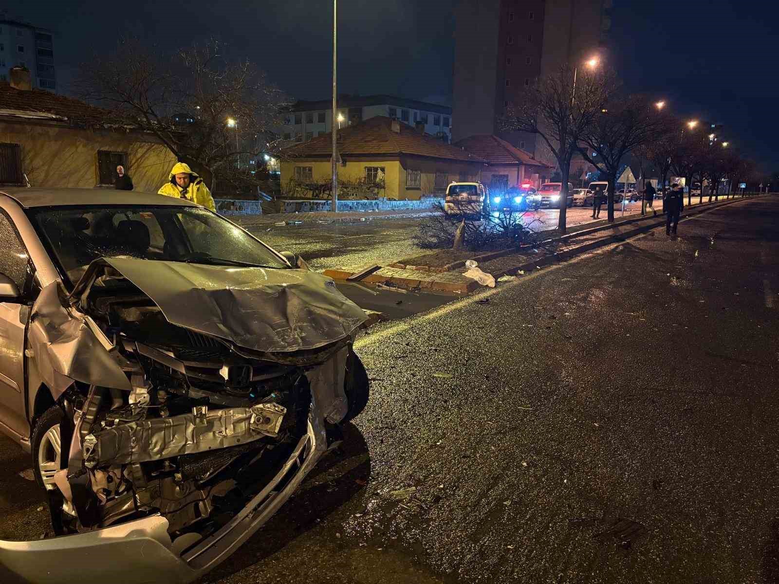 Kaza savrulan otomobil ağacı ikiye böldü: 4 yaralı
