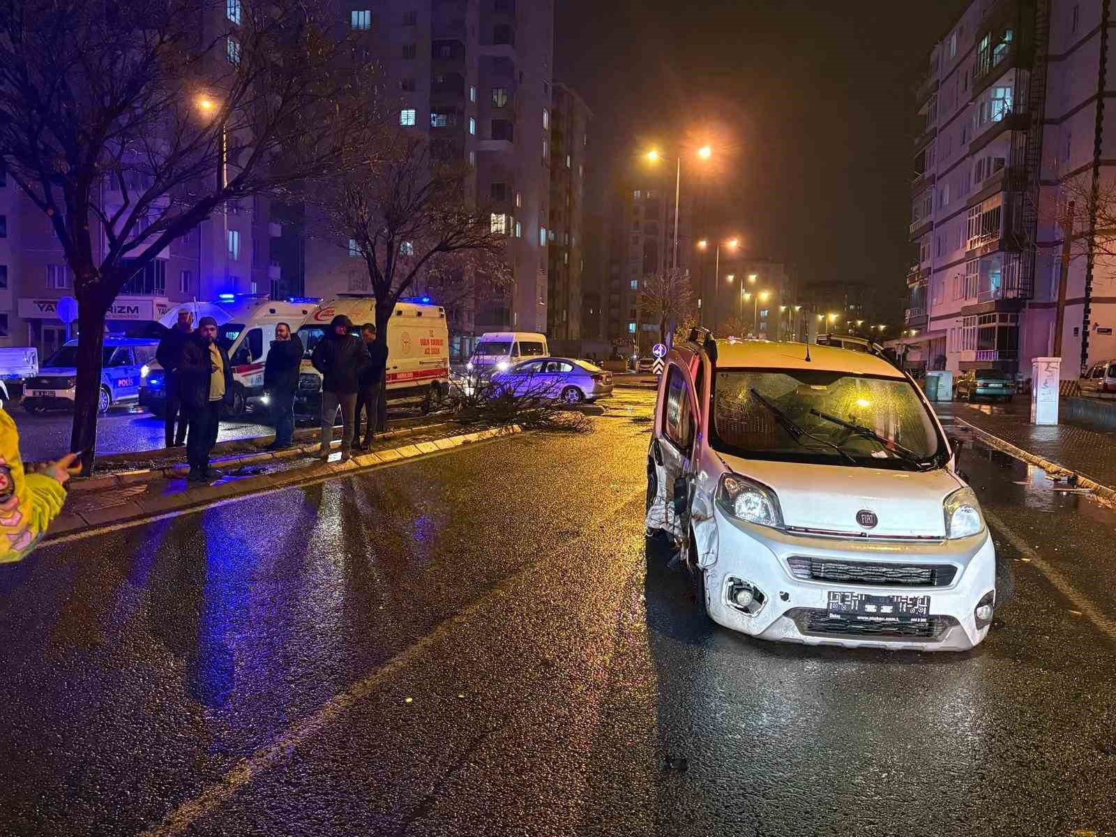 Kaza savrulan otomobil ağacı ikiye böldü: 4 yaralı
