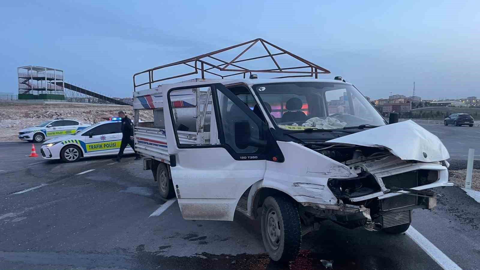 Kaza sonrası araçta sıkışan karı kocayı itfaiye kurtardı
